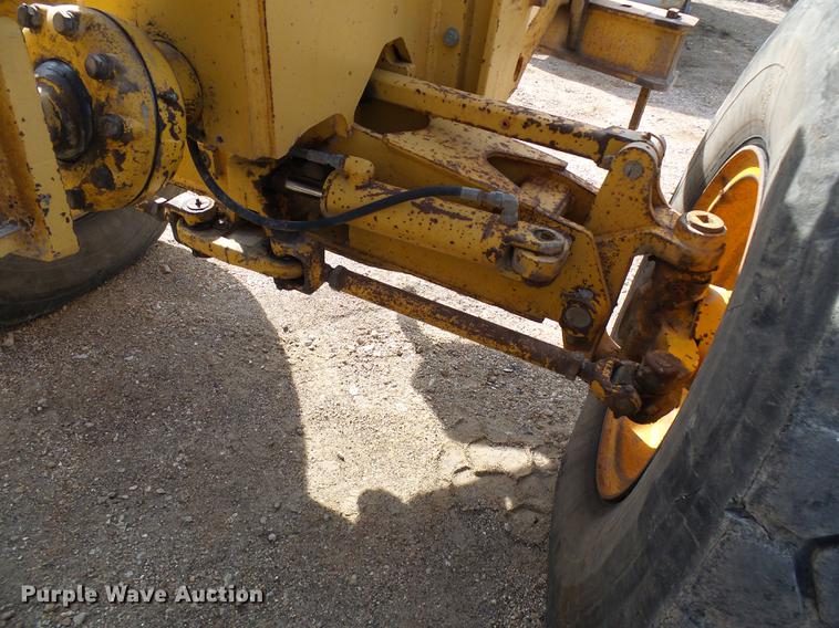 image for item DB2028 1995 John Deere 670B motor grader