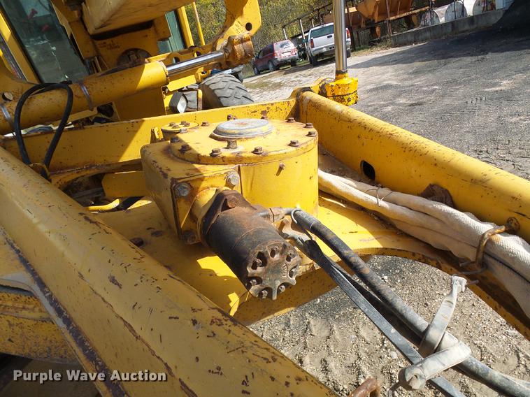 image for item DB2028 1995 John Deere 670B motor grader