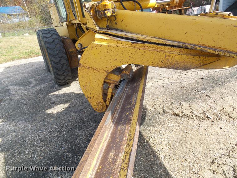 image for item DB2028 1995 John Deere 670B motor grader