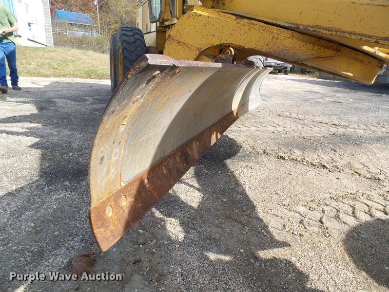 image for item DB2028 1995 John Deere 670B motor grader