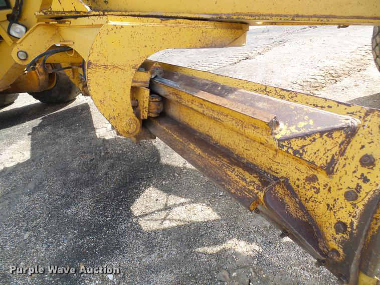 image for item DB2028 1995 John Deere 670B motor grader