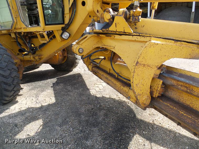 image for item DB2028 1995 John Deere 670B motor grader