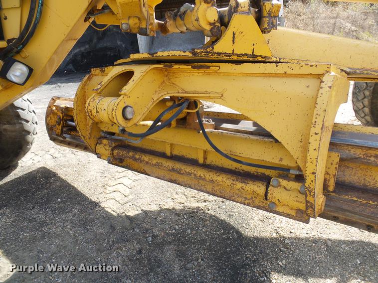 image for item DB2028 1995 John Deere 670B motor grader