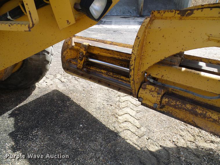 image for item DB2028 1995 John Deere 670B motor grader