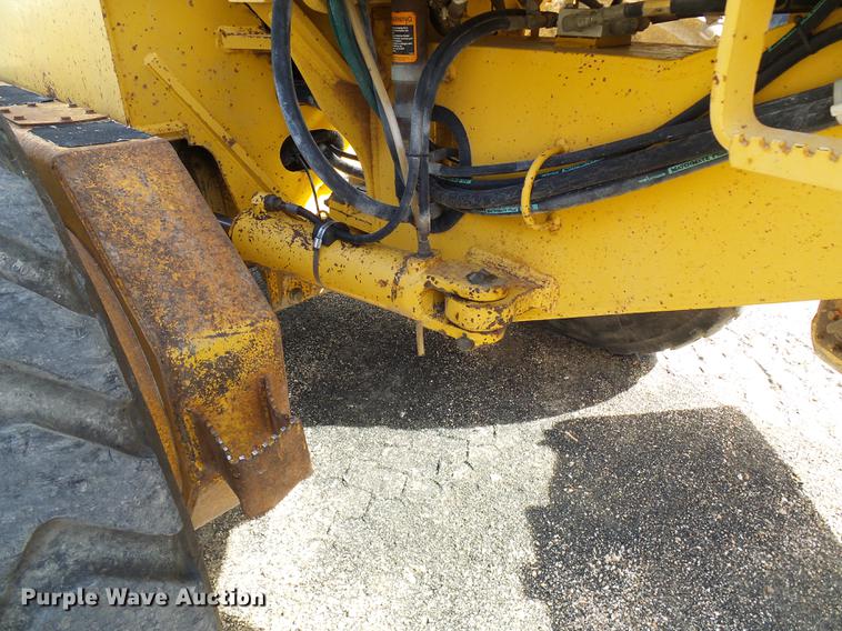 image for item DB2028 1995 John Deere 670B motor grader