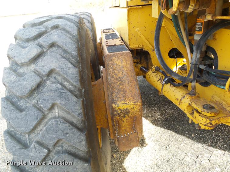 image for item DB2028 1995 John Deere 670B motor grader