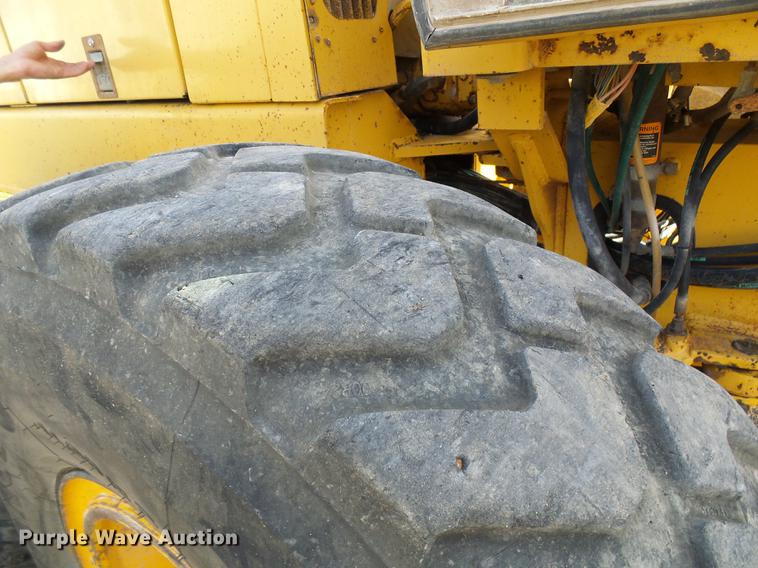 image for item DB2028 1995 John Deere 670B motor grader