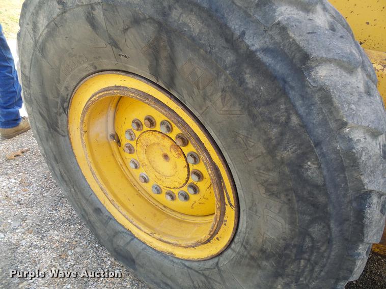 image for item DB2028 1995 John Deere 670B motor grader