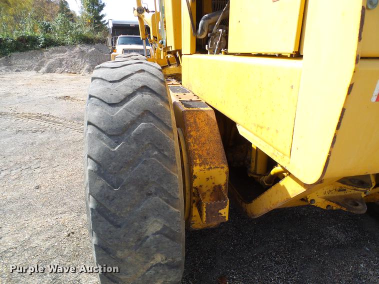 image for item DB2028 1995 John Deere 670B motor grader