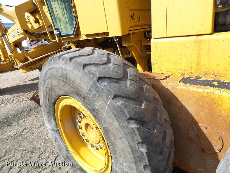 image for item DB2028 1995 John Deere 670B motor grader