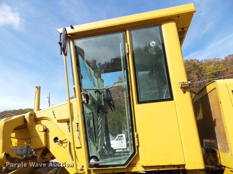 image for item DB2028 1995 John Deere 670B motor grader