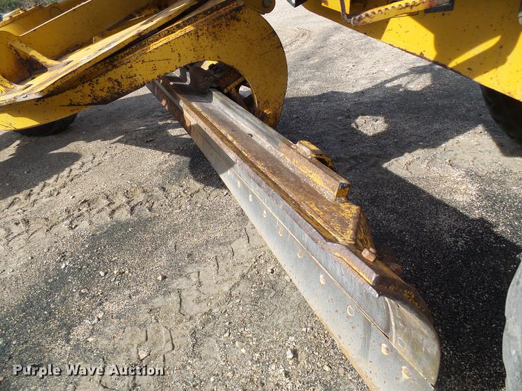 image for item DB2028 1995 John Deere 670B motor grader