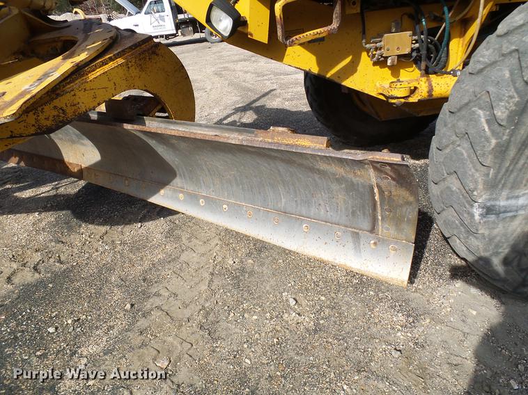 image for item DB2028 1995 John Deere 670B motor grader