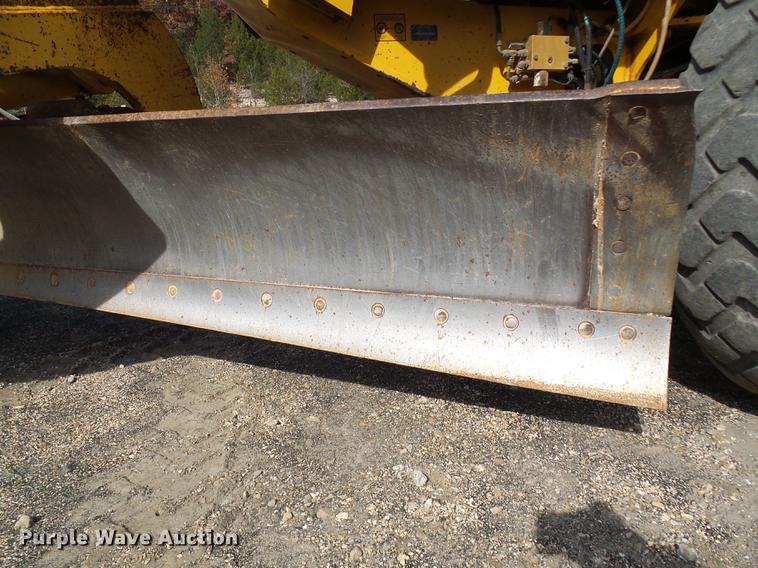 image for item DB2028 1995 John Deere 670B motor grader