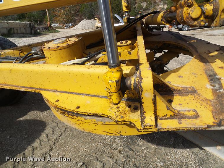 image for item DB2028 1995 John Deere 670B motor grader