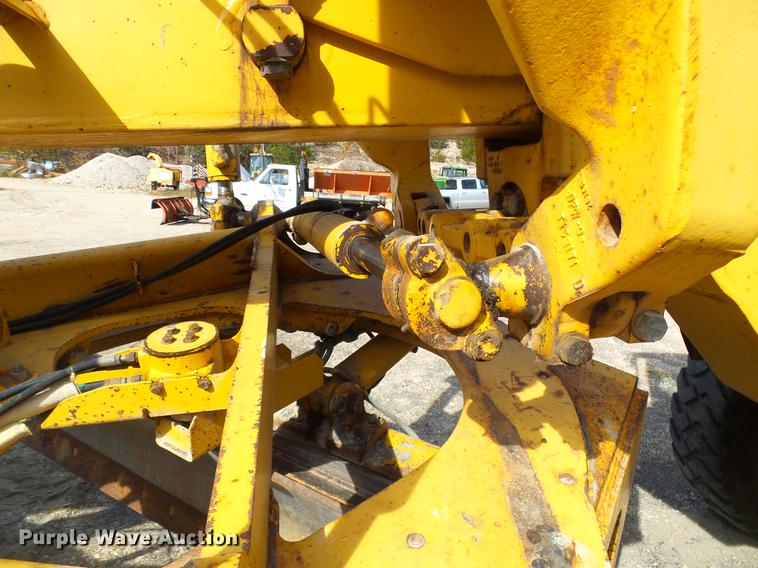 image for item DB2028 1995 John Deere 670B motor grader