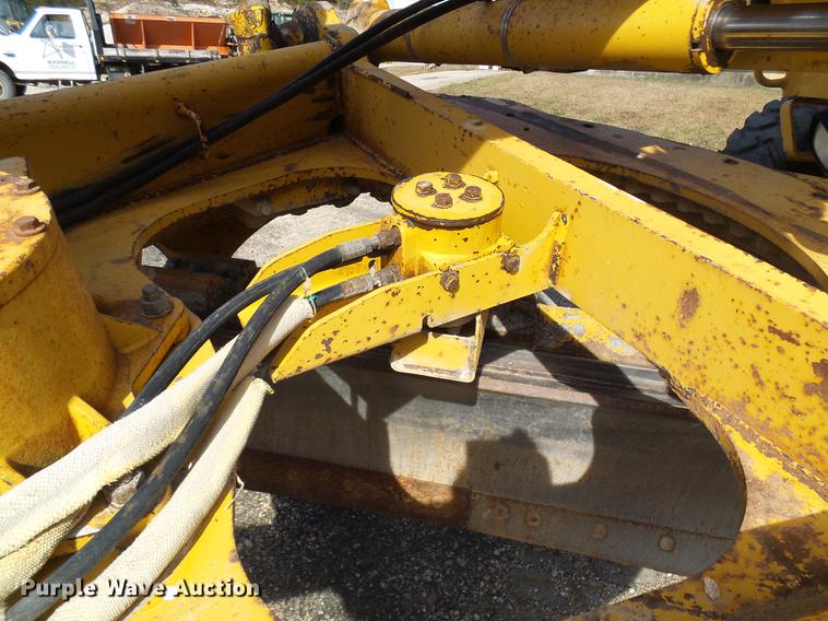 image for item DB2028 1995 John Deere 670B motor grader