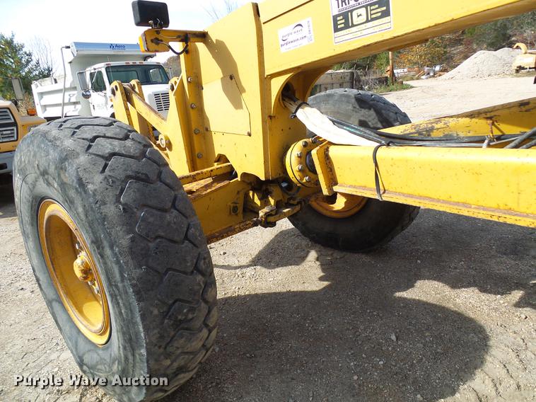 image for item DB2028 1995 John Deere 670B motor grader