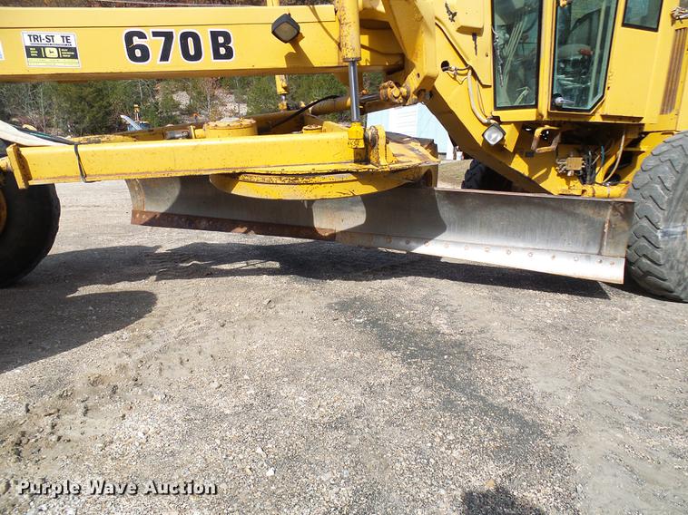 image for item DB2028 1995 John Deere 670B motor grader