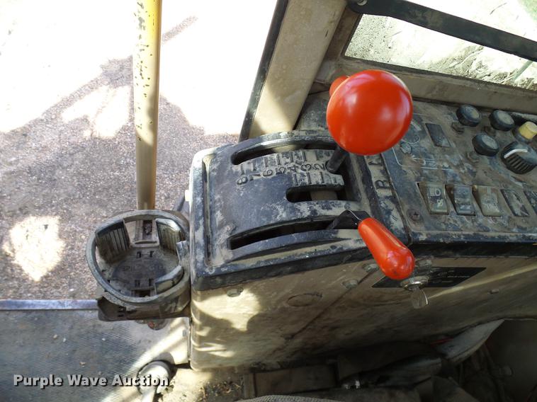 image for item DB2028 1995 John Deere 670B motor grader