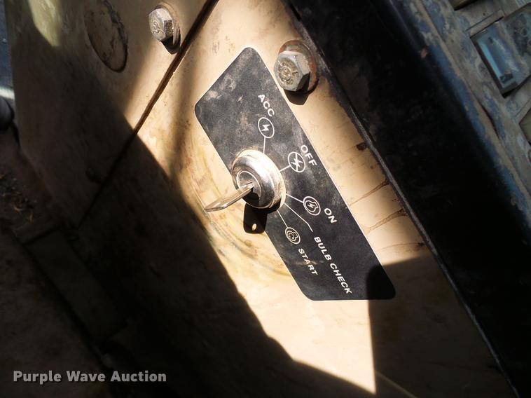 image for item DB2028 1995 John Deere 670B motor grader