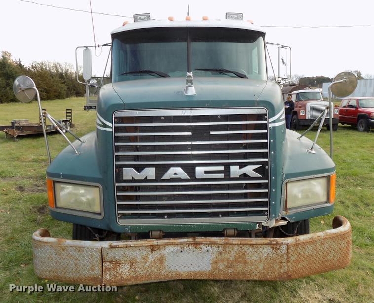 image for item DB8501 1994 Mack CH613 semi truck