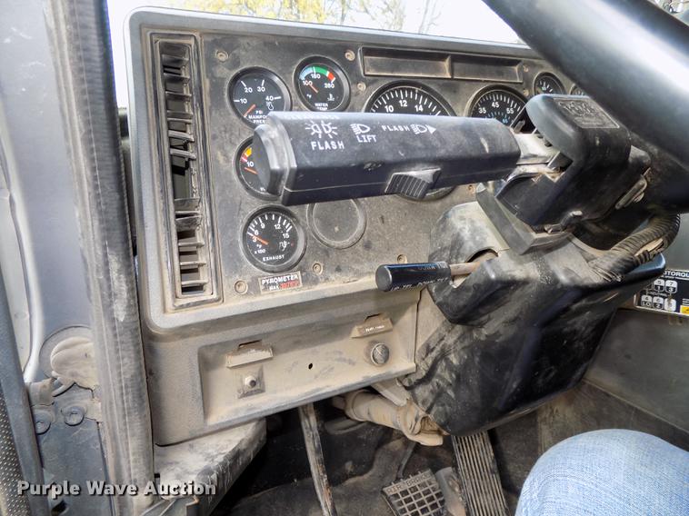 image for item DB8501 1994 Mack CH613 semi truck