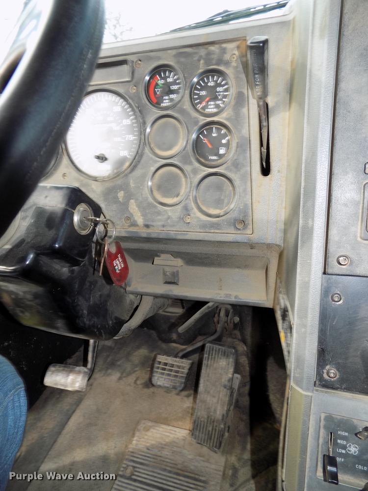 image for item DB8501 1994 Mack CH613 semi truck