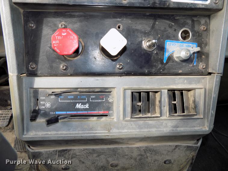 image for item DB8501 1994 Mack CH613 semi truck