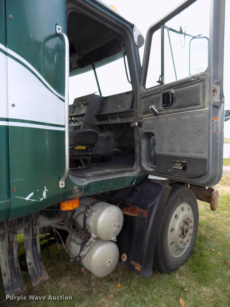 image for item DB8501 1994 Mack CH613 semi truck