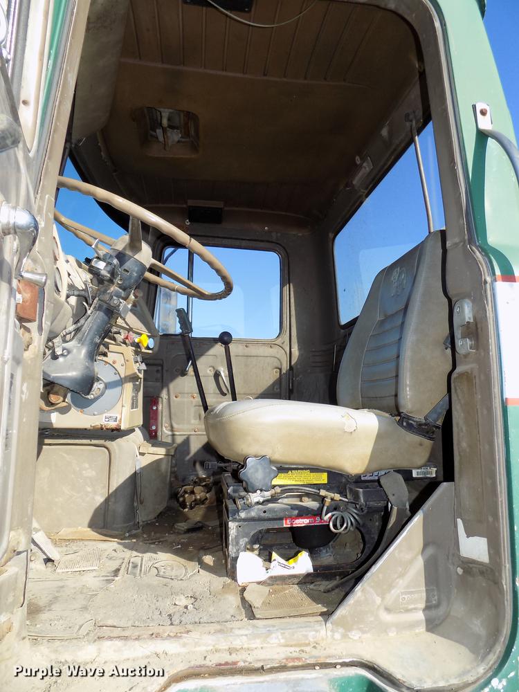 image for item DB8529 1984 Mack DM685S truck cab and chassis