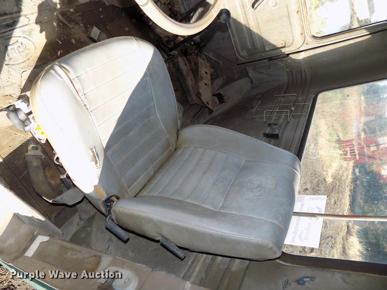 image for item DB8529 1984 Mack DM685S truck cab and chassis