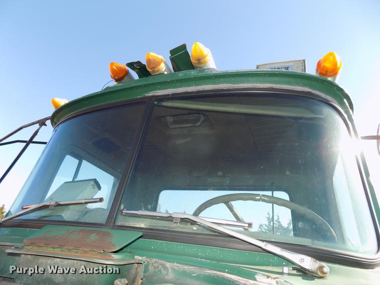 image for item DB8529 1984 Mack DM685S truck cab and chassis