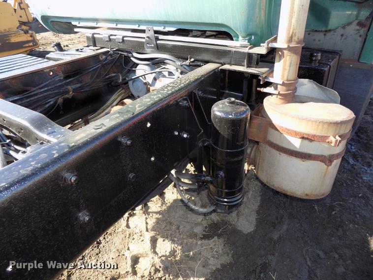 image for item DB8529 1984 Mack DM685S truck cab and chassis