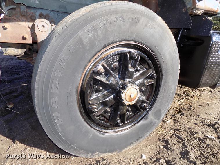 image for item DB8529 1984 Mack DM685S truck cab and chassis