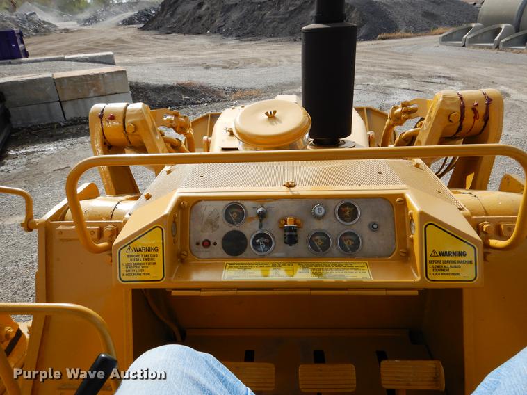 image for item DB9340 1977 Caterpillar 977L track loader