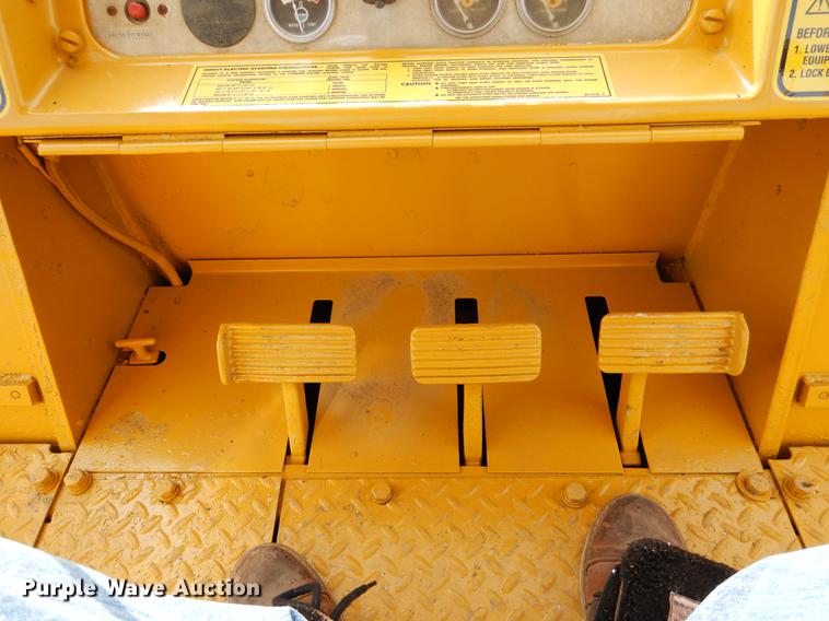 image for item DB9340 1977 Caterpillar 977L track loader