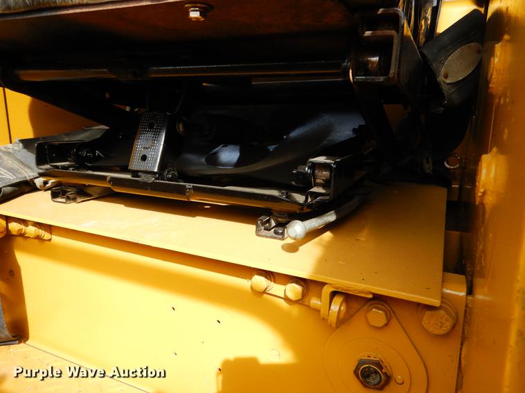image for item DB9340 1977 Caterpillar 977L track loader
