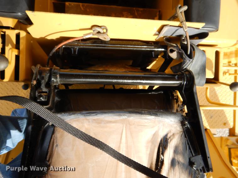 image for item DB9340 1977 Caterpillar 977L track loader