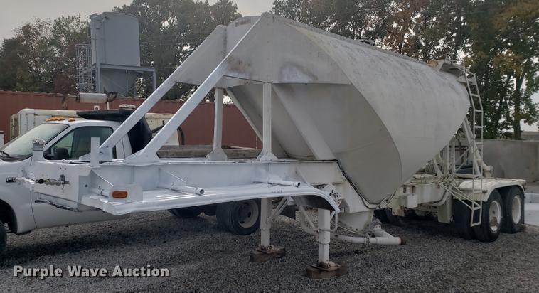 image for item DB9365 1981 Fruehauf pneumatic dry bulk trailer