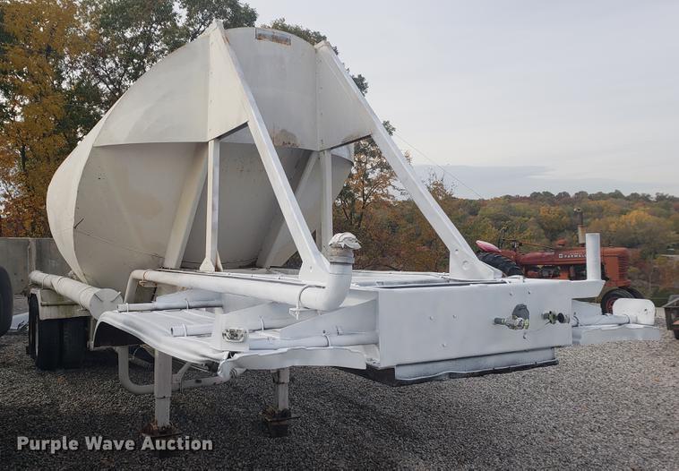 image for item DB9365 1981 Fruehauf pneumatic dry bulk trailer