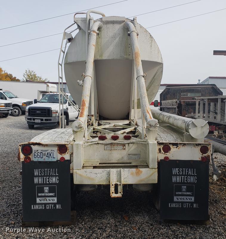 image for item DB9365 1981 Fruehauf pneumatic dry bulk trailer