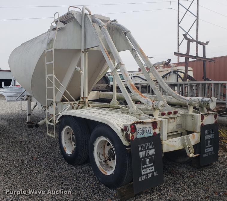 image for item DB9365 1981 Fruehauf pneumatic dry bulk trailer