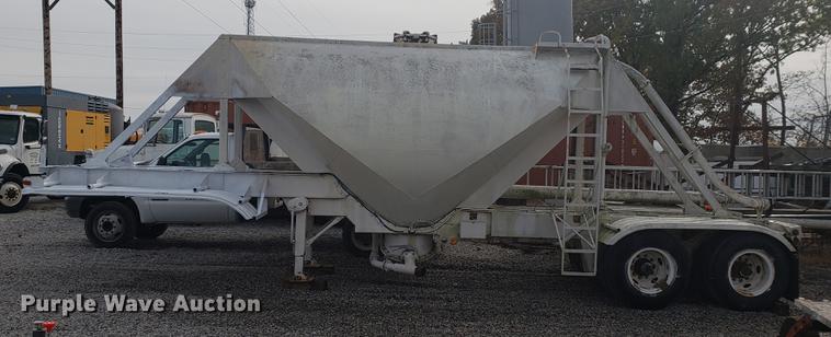 image for item DB9365 1981 Fruehauf pneumatic dry bulk trailer