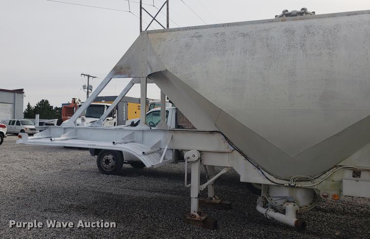 image for item DB9365 1981 Fruehauf pneumatic dry bulk trailer