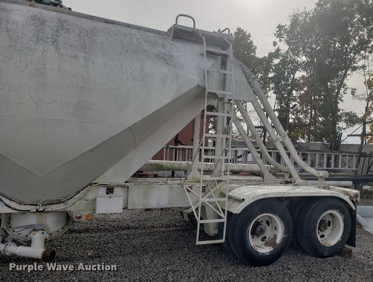 image for item DB9365 1981 Fruehauf pneumatic dry bulk trailer