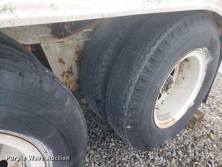 image for item DB9365 1981 Fruehauf pneumatic dry bulk trailer