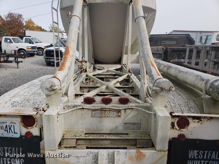 image for item DB9365 1981 Fruehauf pneumatic dry bulk trailer