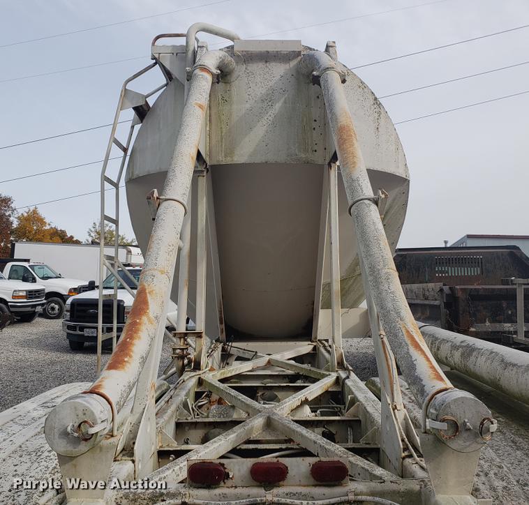 image for item DB9365 1981 Fruehauf pneumatic dry bulk trailer