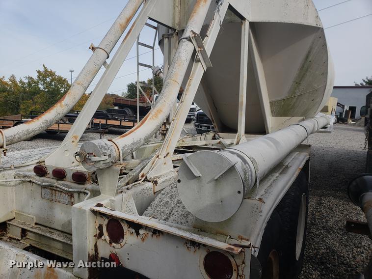 image for item DB9365 1981 Fruehauf pneumatic dry bulk trailer